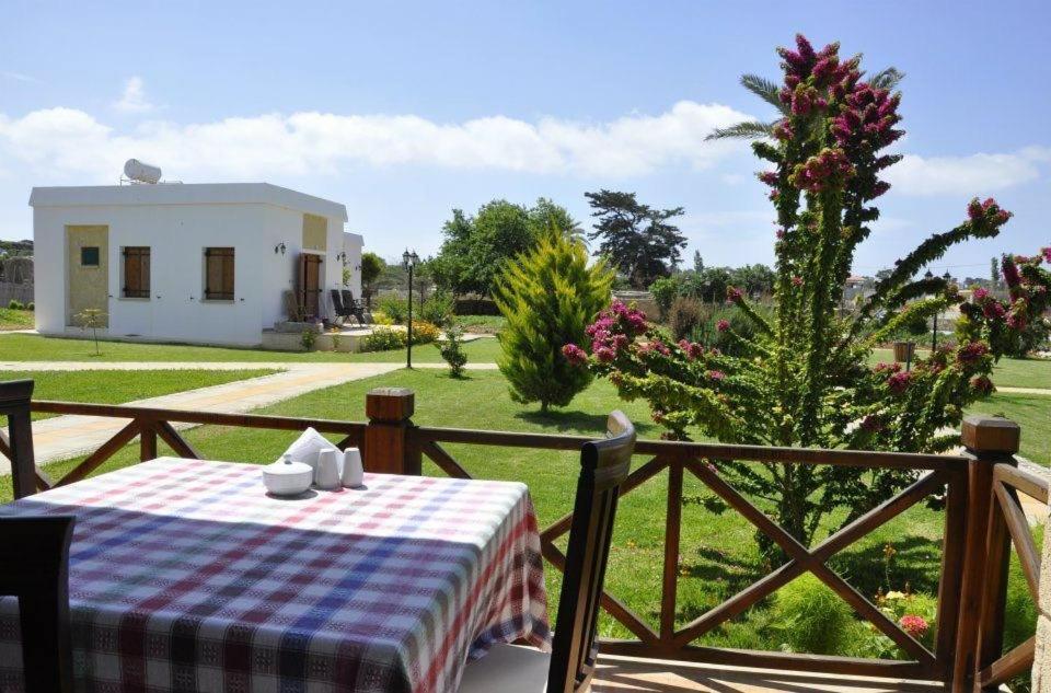 Villa Lembos Hotel Karpaz Rizokarpaso Екстер'єр фото